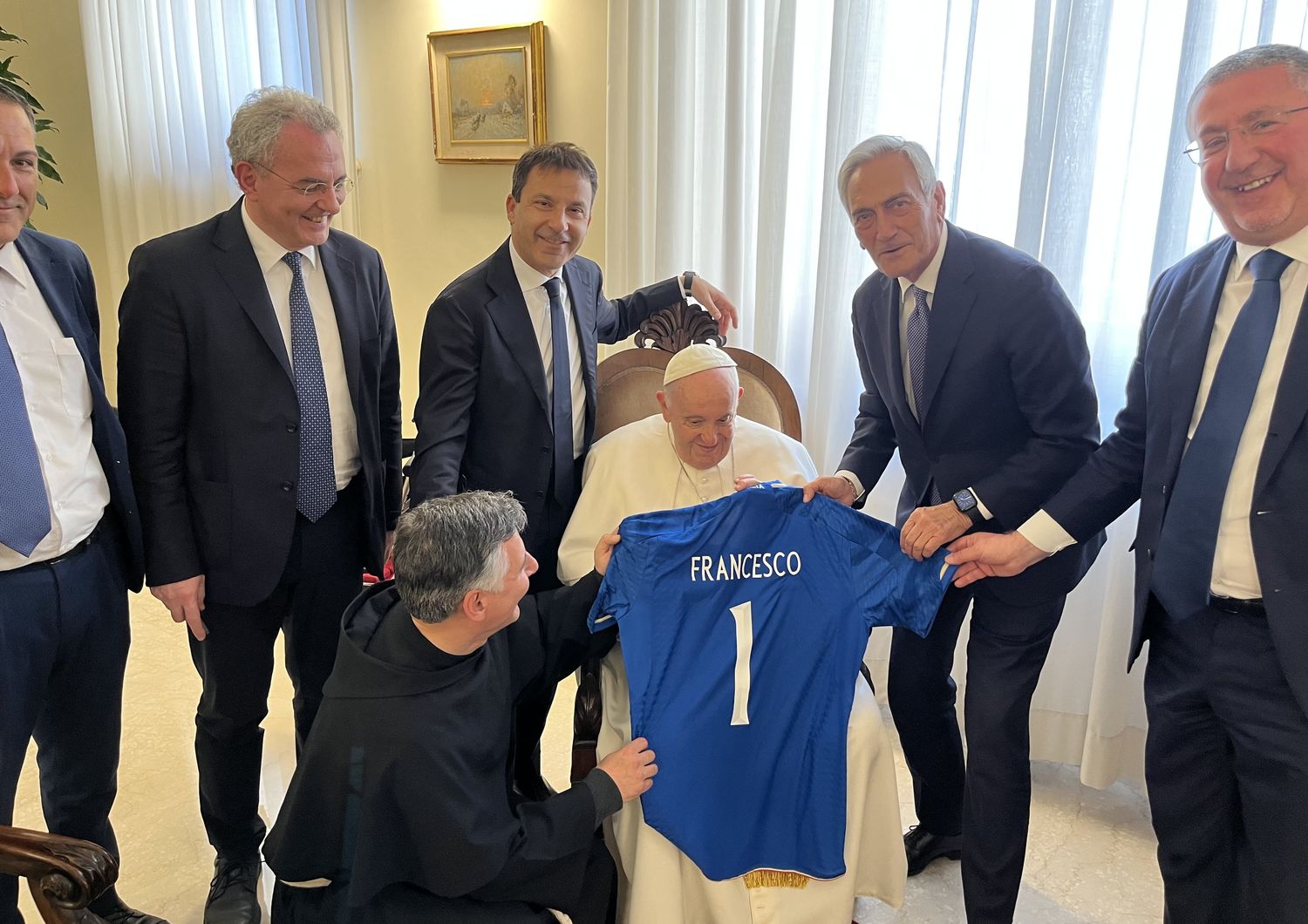 La maglia della nazionale italiana di calcio donata al Papa &nbsp;