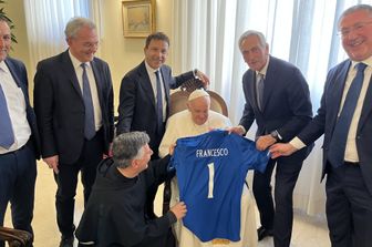 La maglia della nazionale italiana di calcio donata al Papa &nbsp;