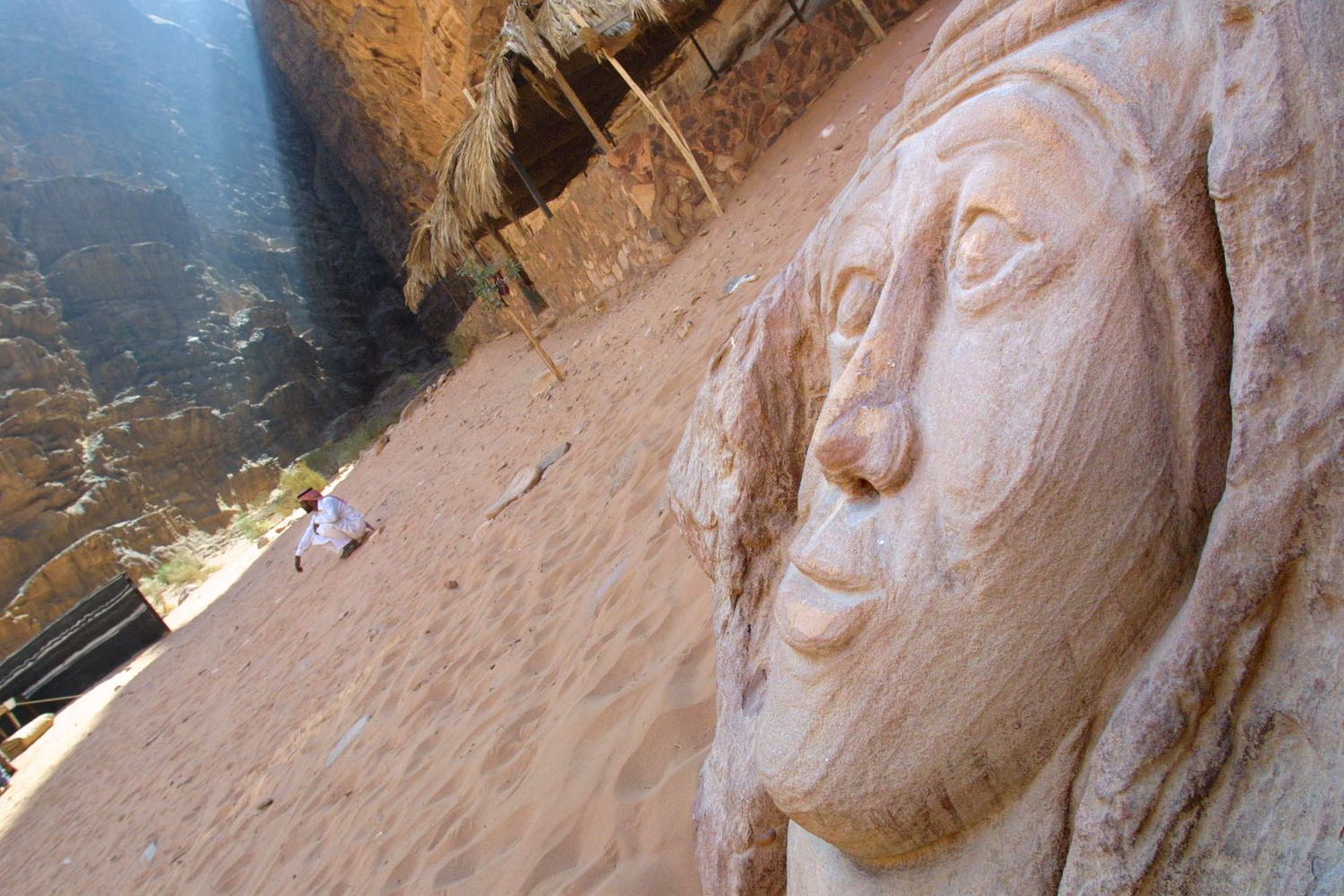 Una scultura in pietra di Lawrence d'Arabia nel deserto meridionale della Giordania&nbsp;