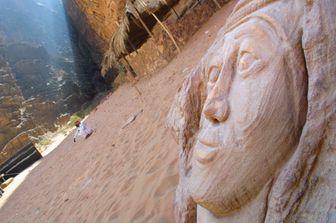 Una scultura in pietra di Lawrence d'Arabia nel deserto meridionale della Giordania&nbsp;