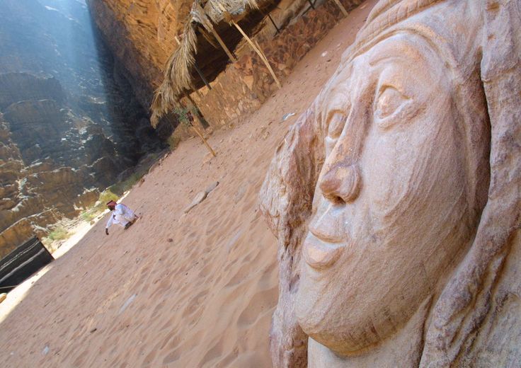 Una scultura in pietra di Lawrence d'Arabia nel deserto meridionale della Giordania&nbsp;