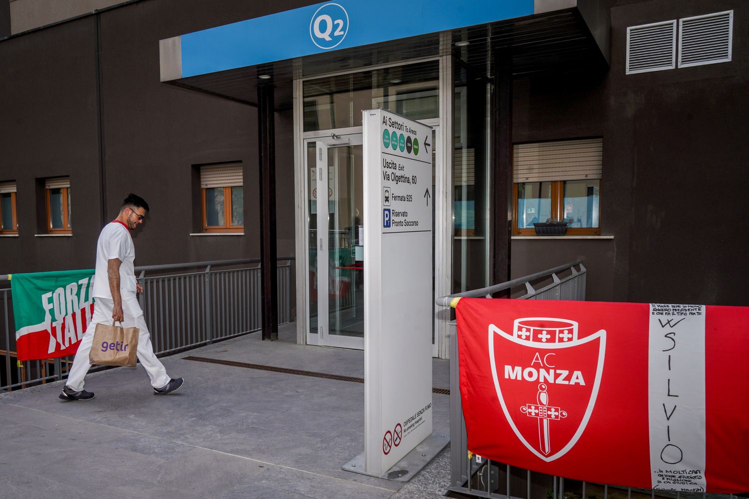 L'esterno dell'ospedale San Raffaele, dove &egrave; ricoverato Berlusconi