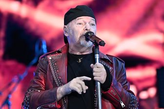 musica i quaranta anni di bollicine di vasco rossi