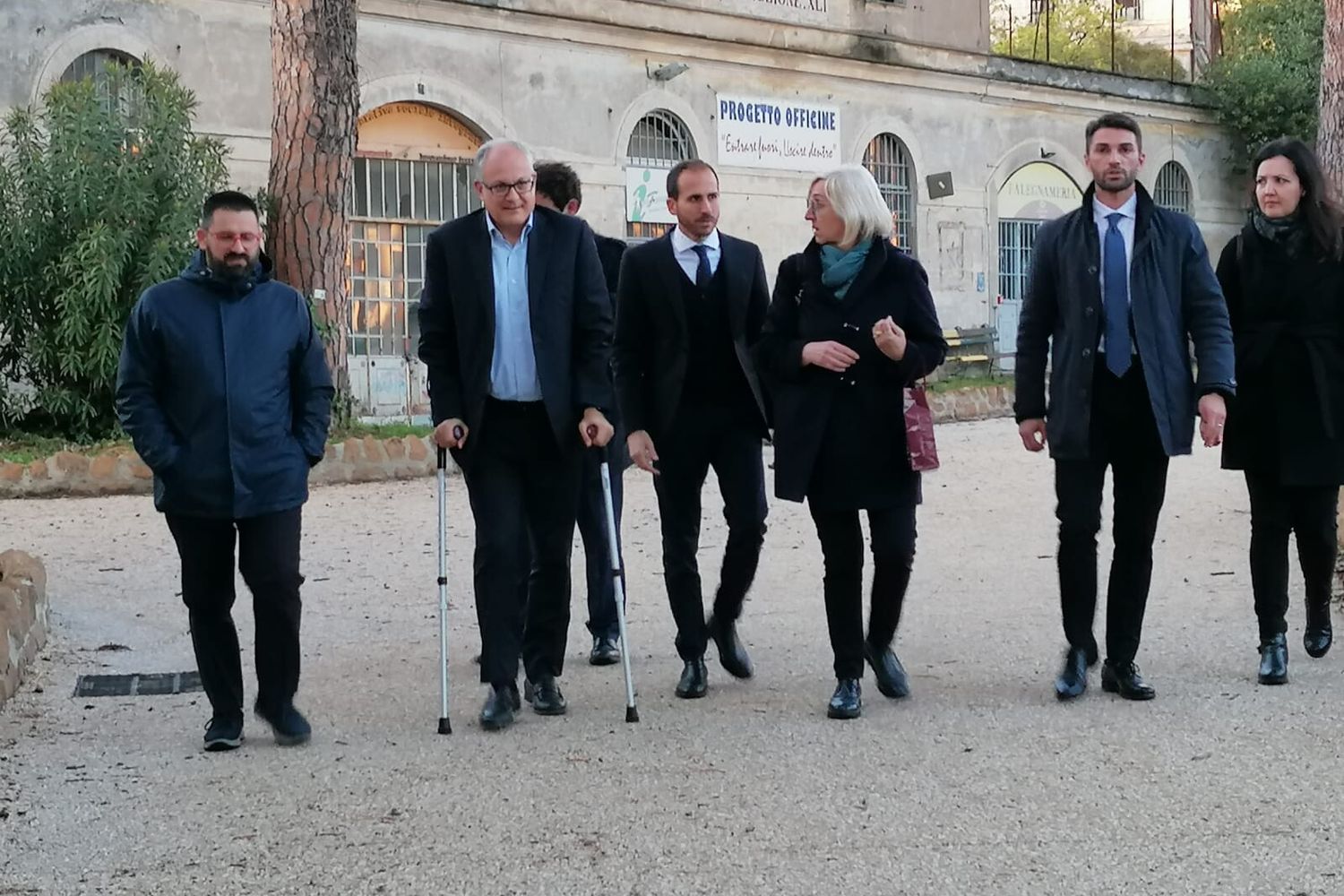 Il sindaco di Roma, Roberto Gualtieri, in stampelle