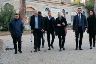 Il sindaco di Roma, Roberto Gualtieri, in stampelle