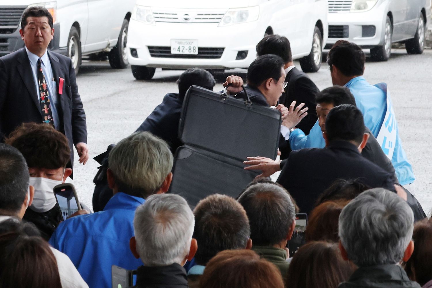 Il premier giapponese, Kishida, scampa a un attentato