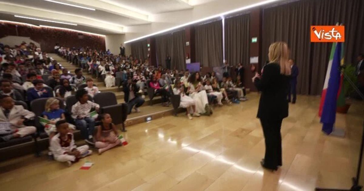 Meloni in visita alla scuola Galilei di Addis Abeba "Studiate sempre"