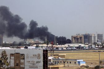 Una colonna di fumo si alza da un quartiere di Khartum