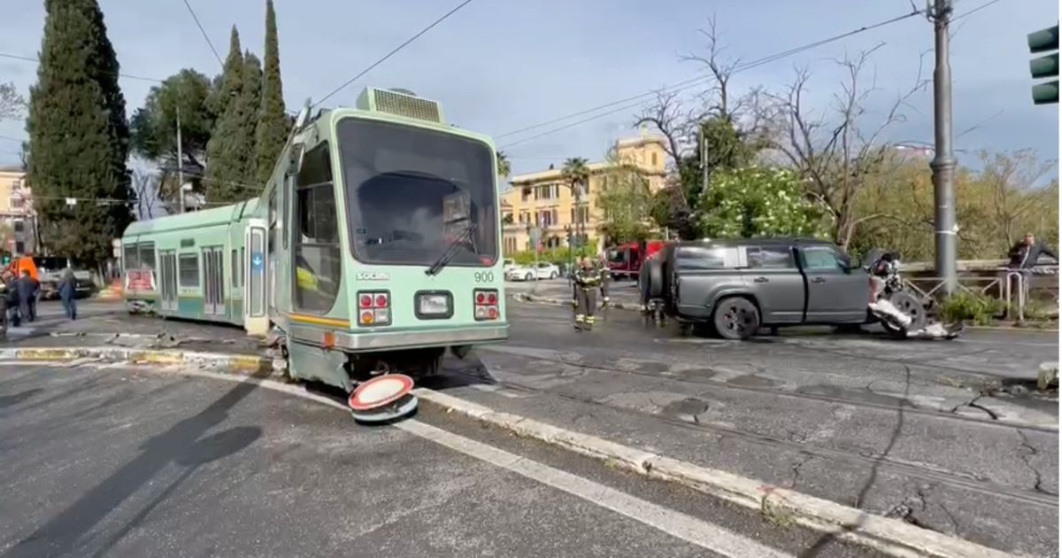 Frontale con un tram per Ciro Immobile, era in auto con la figlia