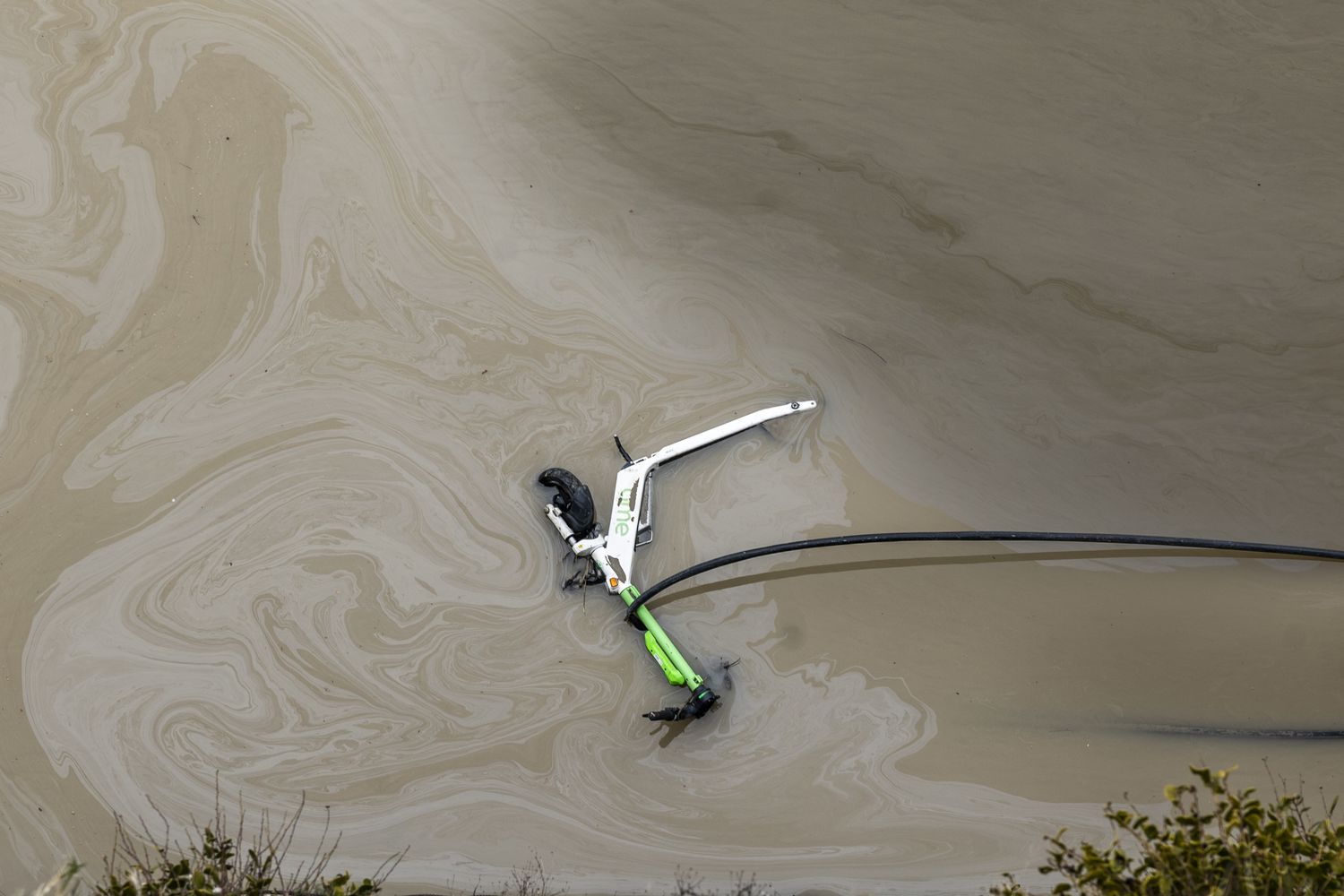 Un monopattino nel Tevere in piena