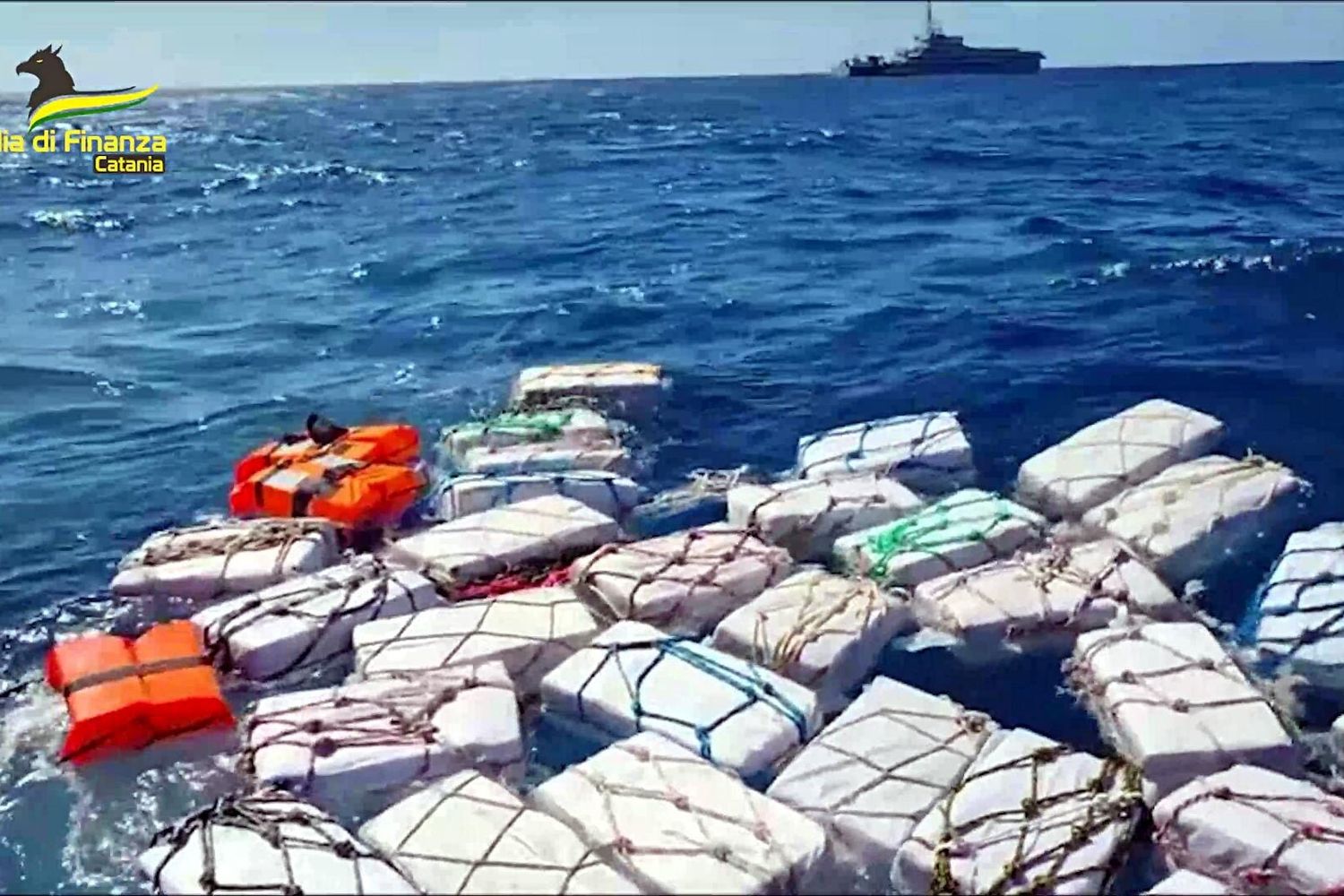 Il carico di cocaina rinvenuto nel mare di Sicilia