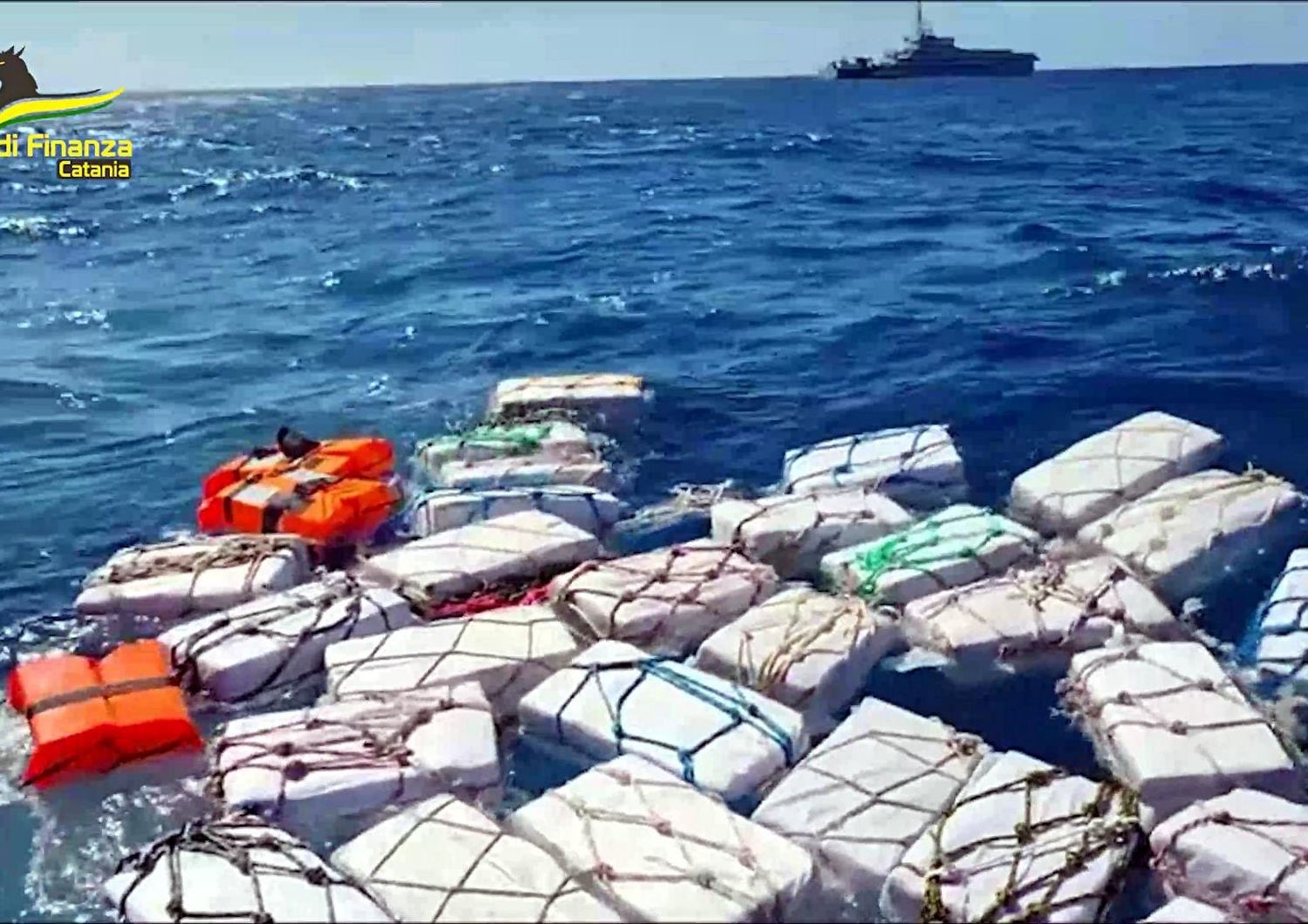 Il carico di cocaina rinvenuto nel mare di Sicilia