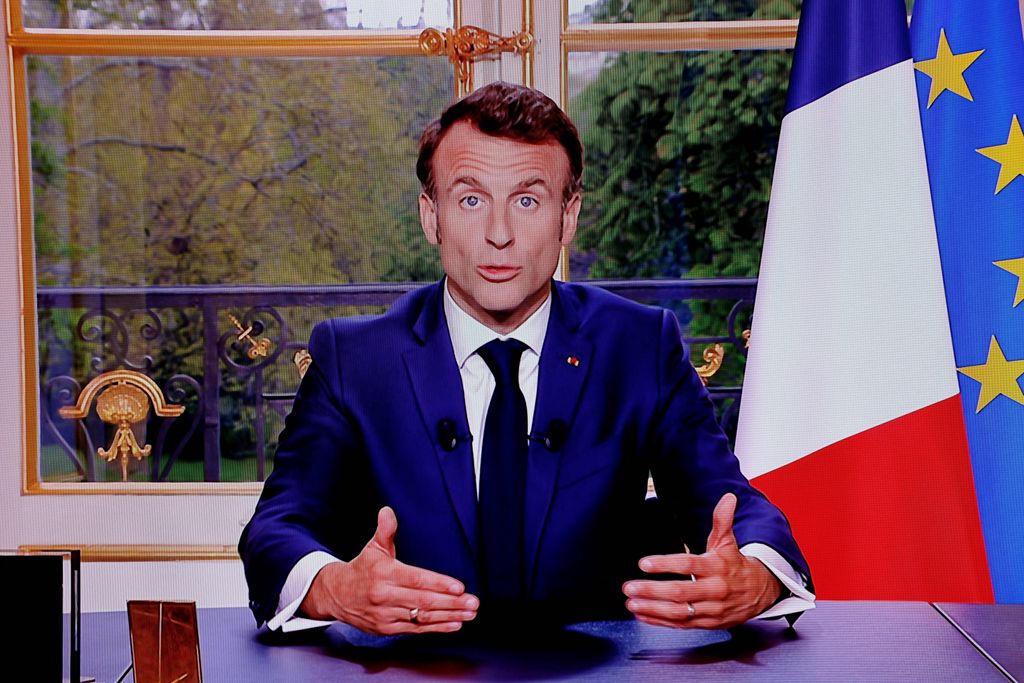 Una foto di uno schermo televisivo mostra il presidente francese Emmanuel Macron durante un discorso televisivo alla nazione