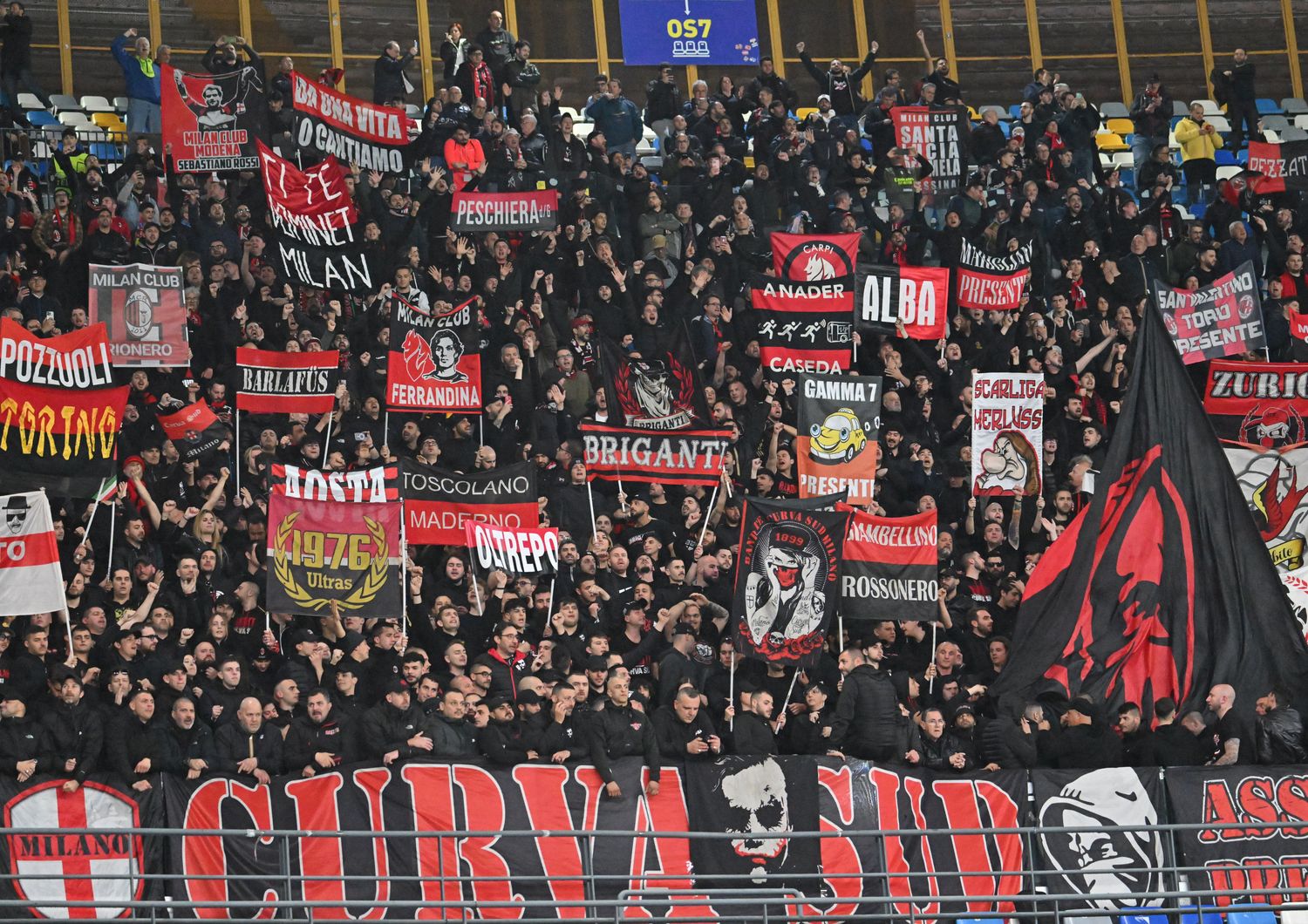 Tifosi del Milan allo stadio Maradona prima della partita di Champions League contro il Napoli &nbsp;