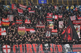 Tifosi del Milan allo stadio Maradona prima della partita di Champions League contro il Napoli &nbsp;