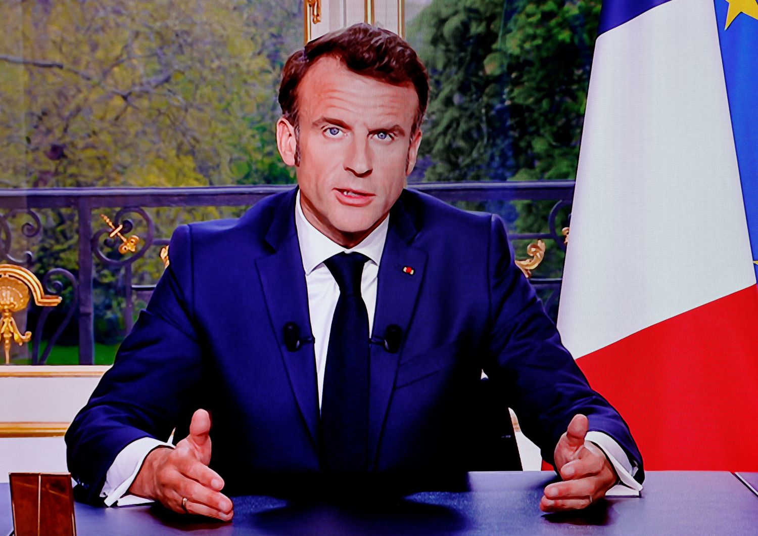 Macron durante il discorso alla nazione in tv &nbsp;
