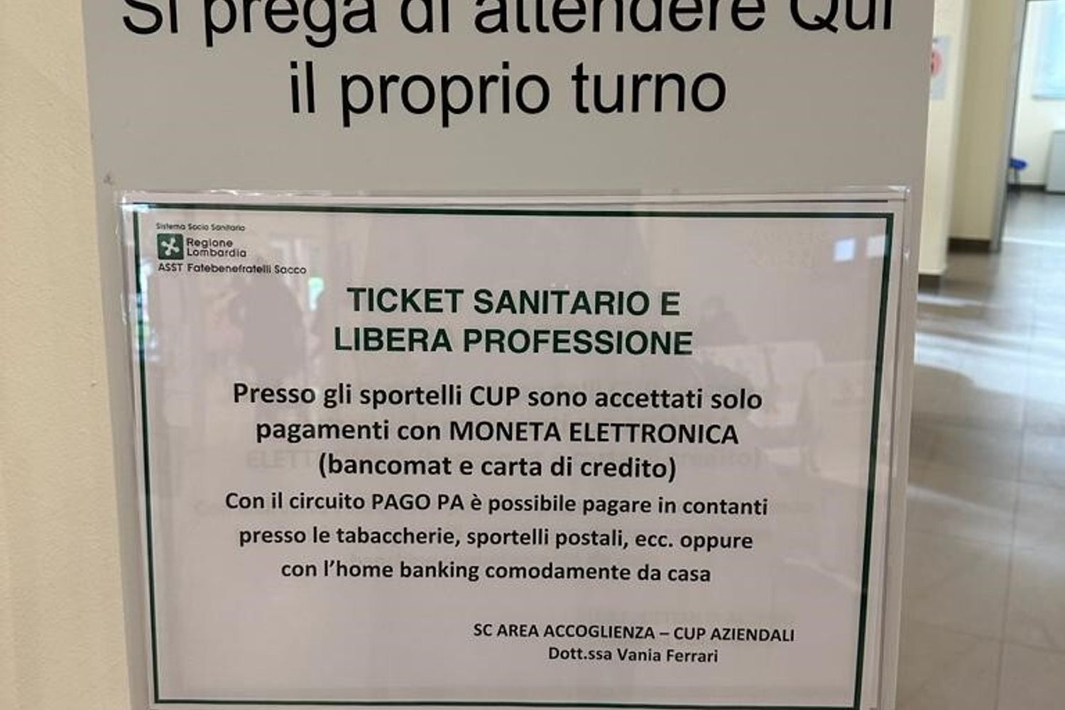 Il cartello all'ospedale Macedonio Melloni