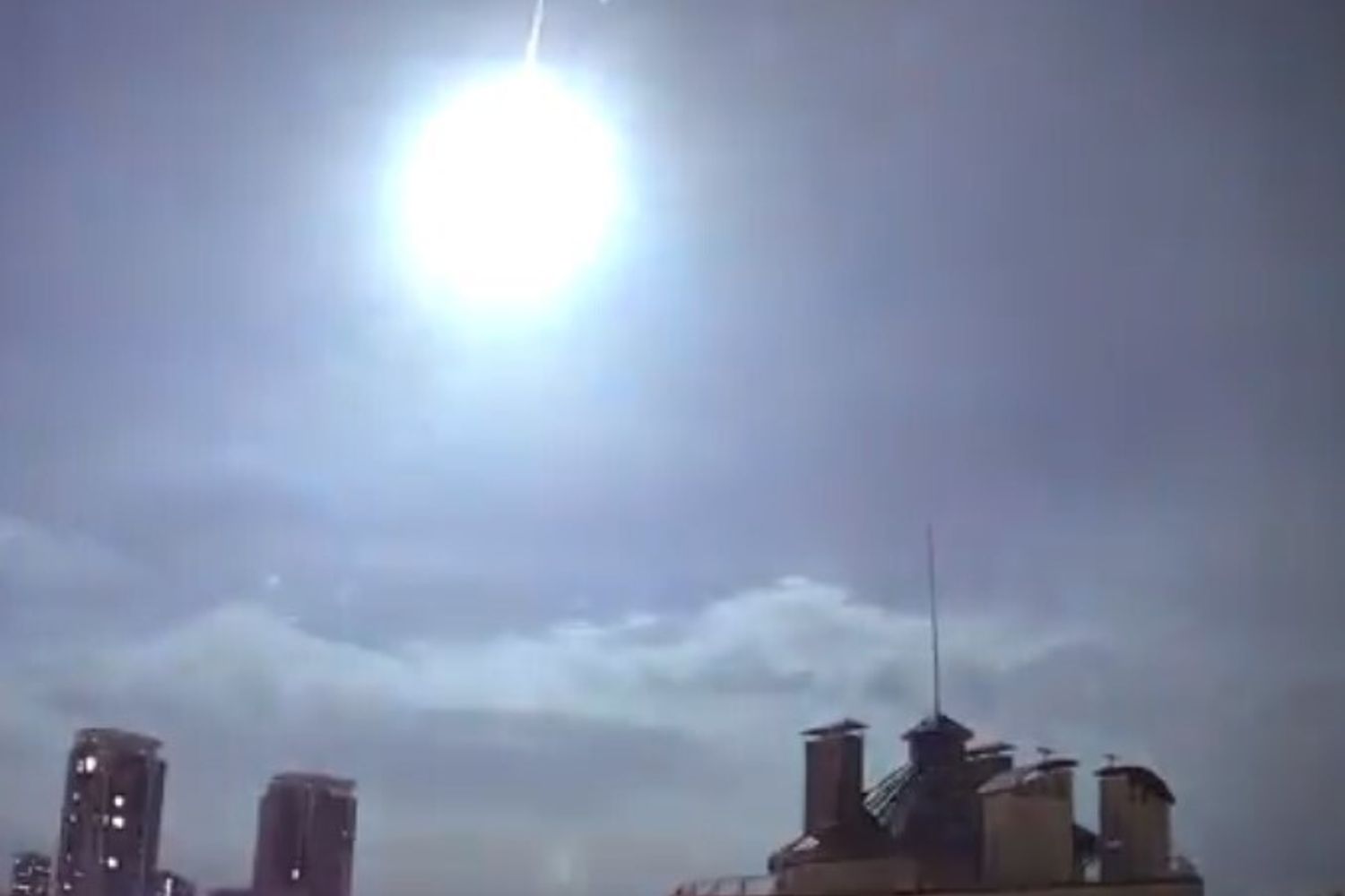 Immagini del lampo nel cielo di Kiev&nbsp;