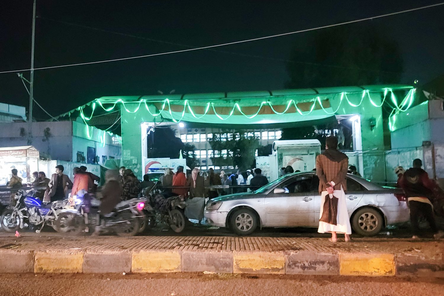 Yemeniti in attesa fuori dall'ospedale di Sana'a