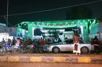 Yemeniti in attesa fuori dall'ospedale di Sana'a