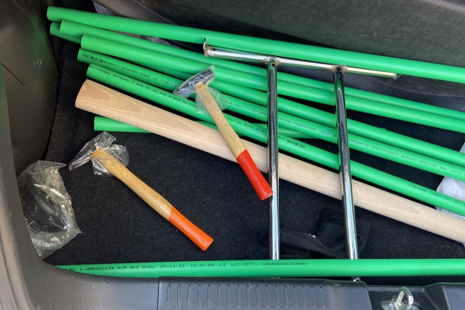 Bastoni e martelli trovati nell'auto su cui viaggiavano alcuni tifosi della Roma &nbsp;