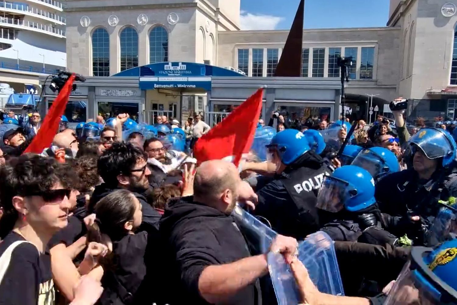 Contestazioni e lancio di ortaggi a Napoli verso il ministro dell'Interno Matteo Piantedosi