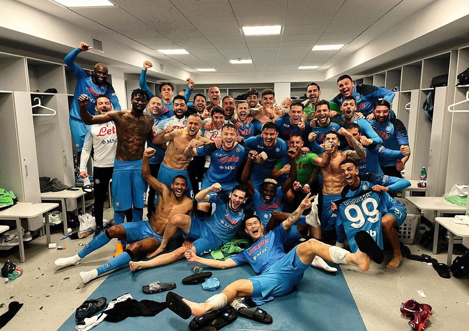 La festa negli spogliatoi dopo la vittoria sulla Juventus