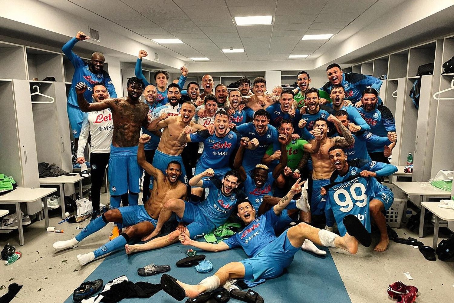La festa negli spogliatoi dopo la vittoria sulla Juventus