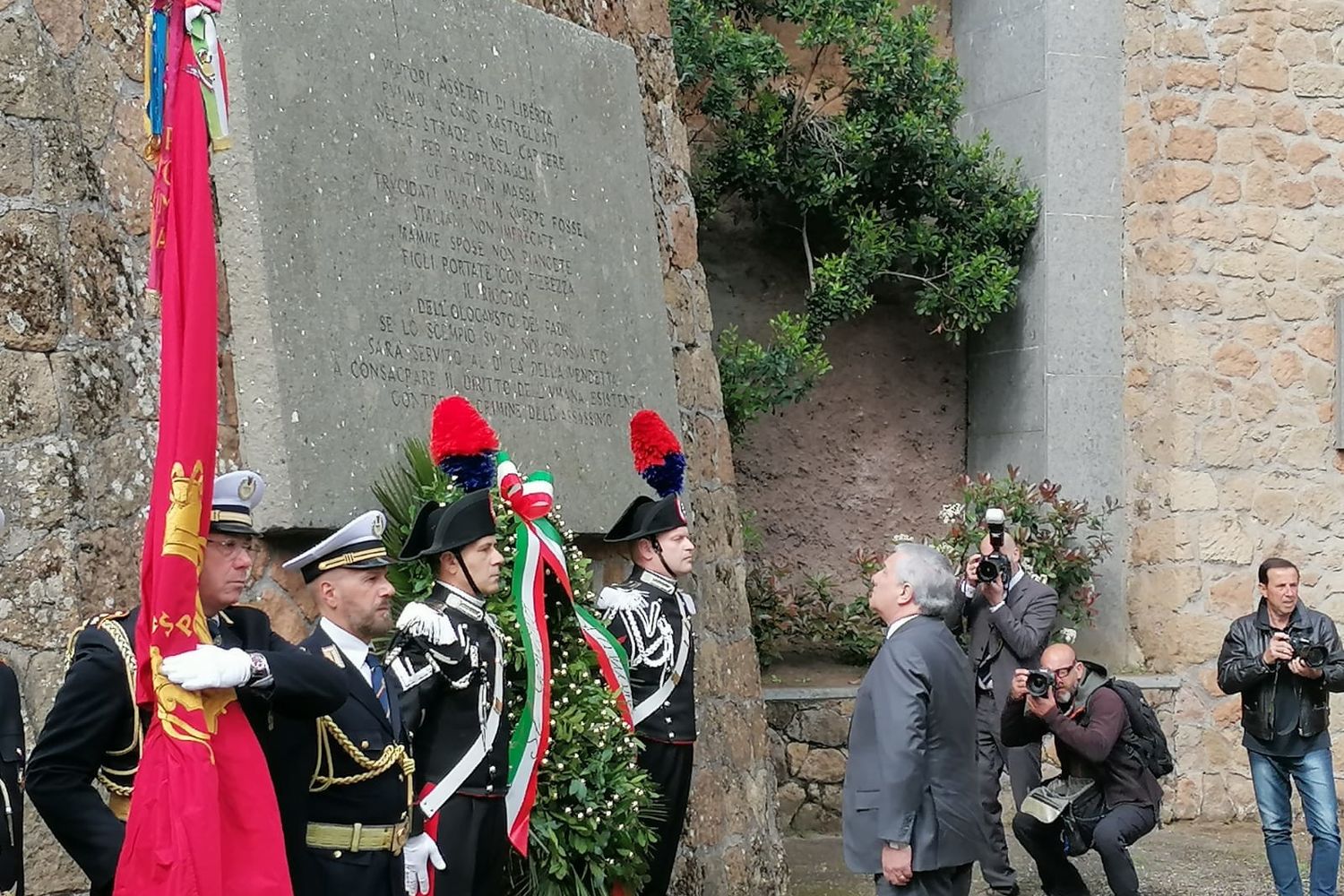 Il ministro degli Esteri Antonio Tajani alle Fosse Ardeatine