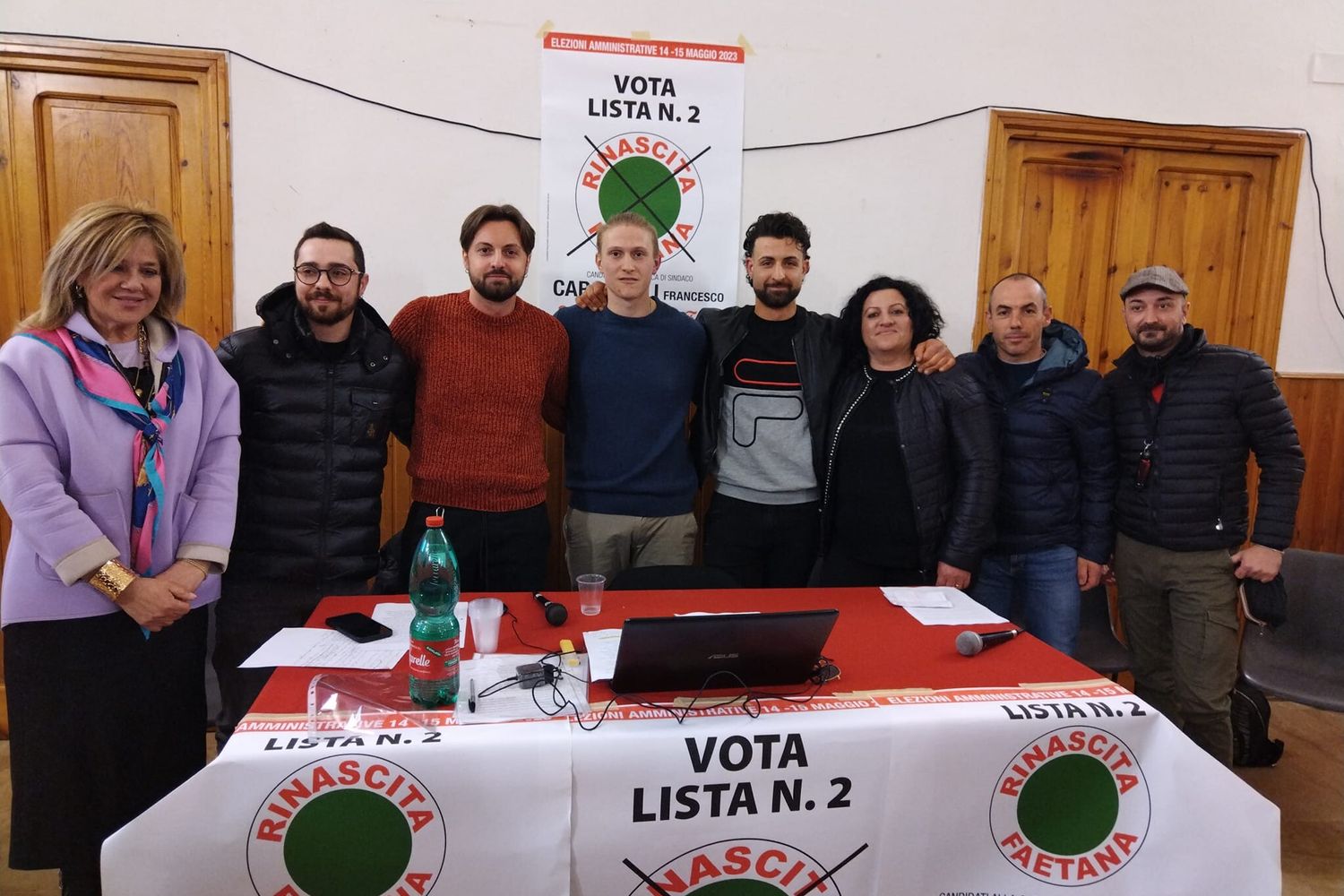 Francesco Carosielli  al centro del gruppo