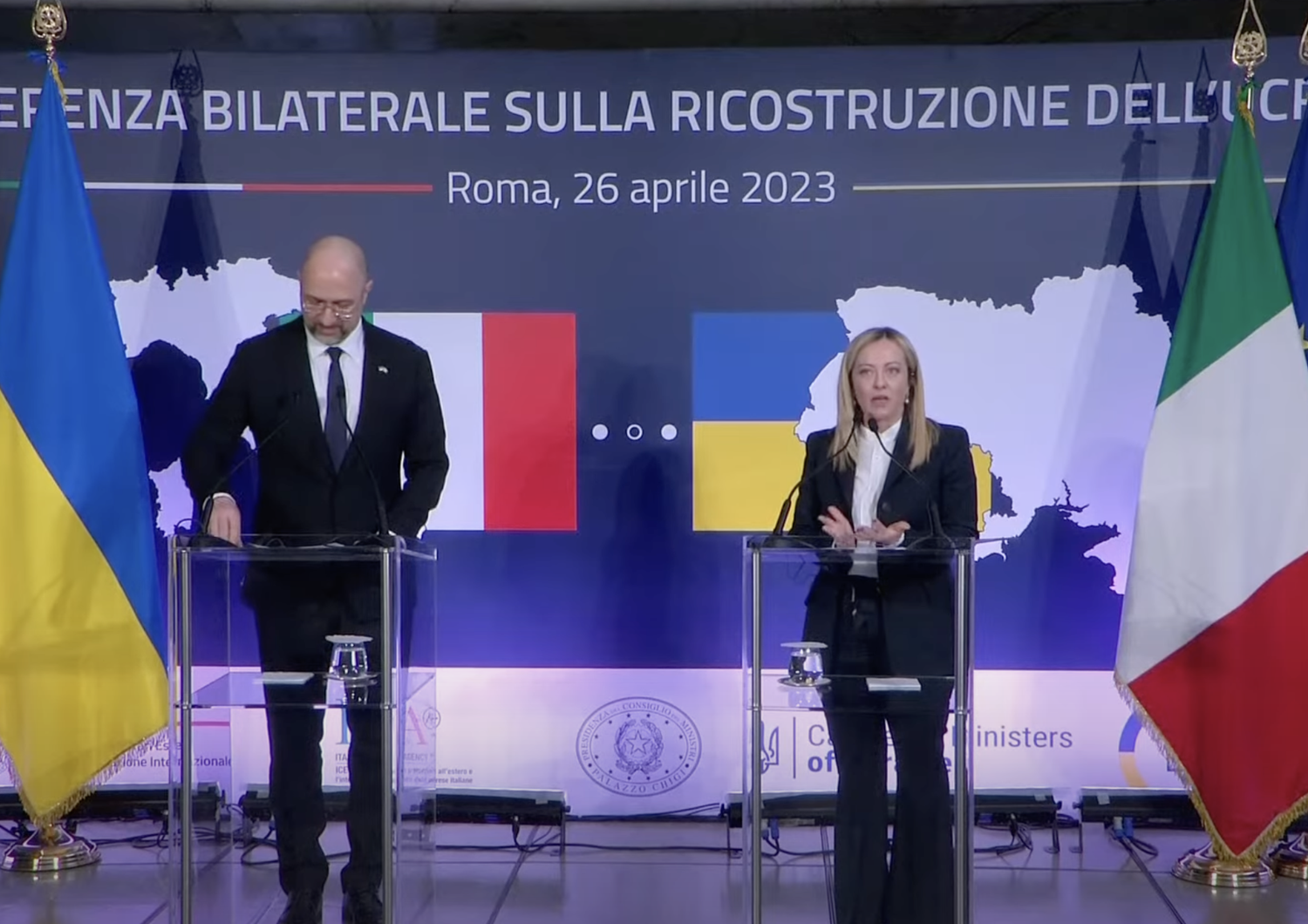 Giorgia Meloni con il premier di Kiev alla conferenza sulla ricostruzione dell'Ucraina