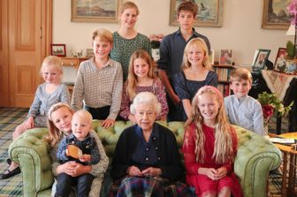 La regina Elisabetta con i nipoti e pronipoti