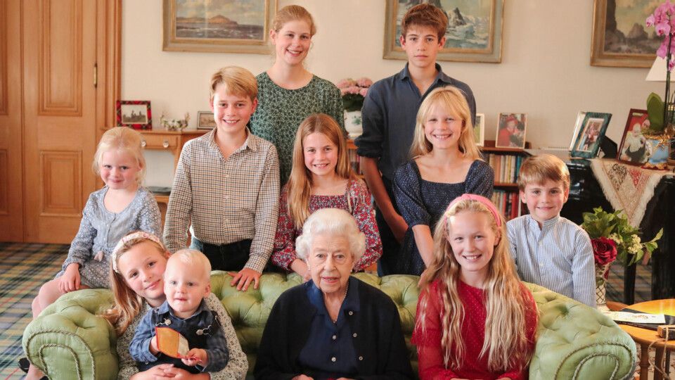 La regina Elisabetta con i nipoti e pronipoti