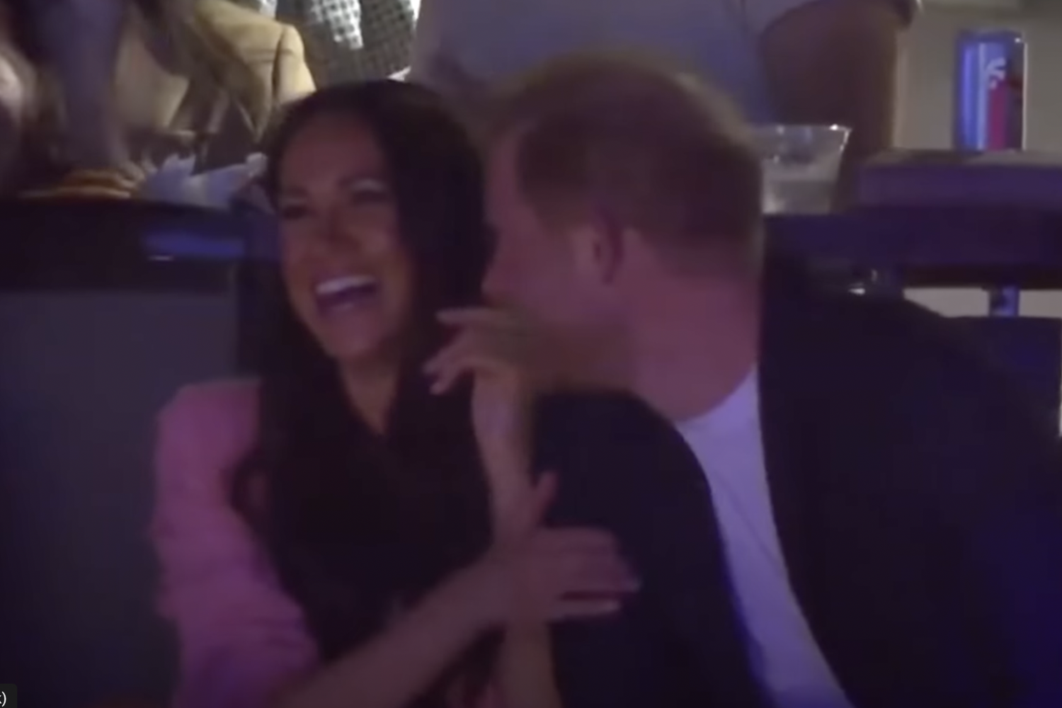 Meghan e Harry inquadrati dalla kiss-cam allo stadio&nbsp;