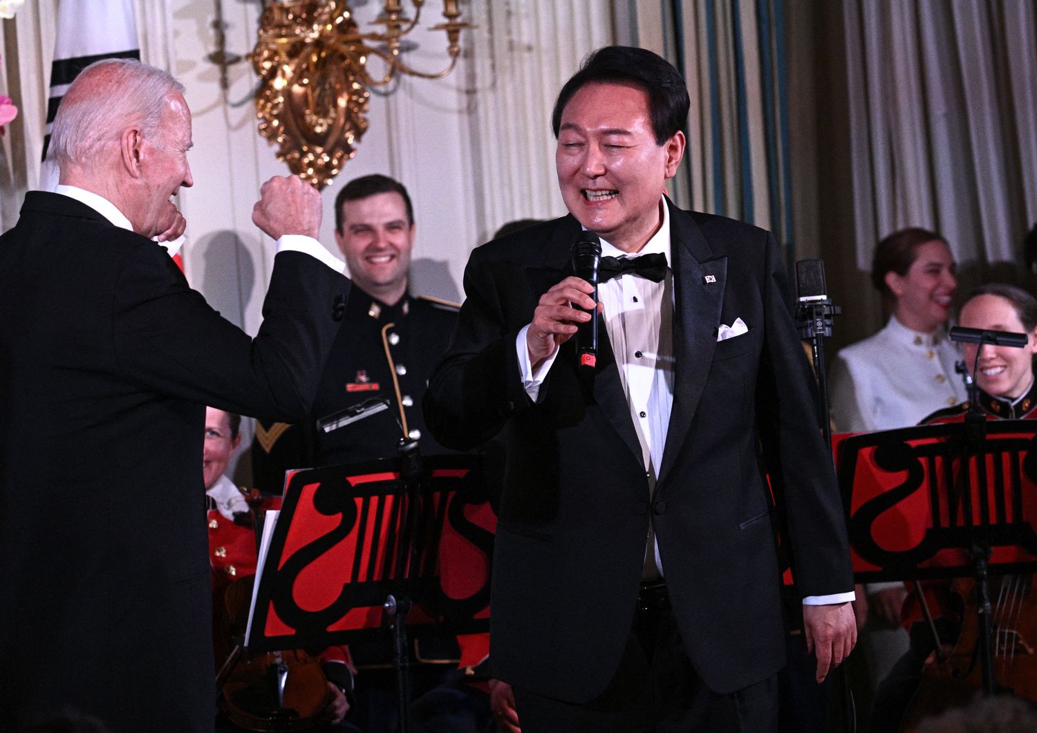 Il presidente sudcoreano Yoon canta alla Casa Bianca