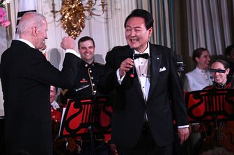 Il presidente sudcoreano Yoon canta alla Casa Bianca