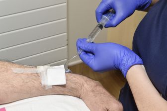 Una flebo a un paziente oncologico