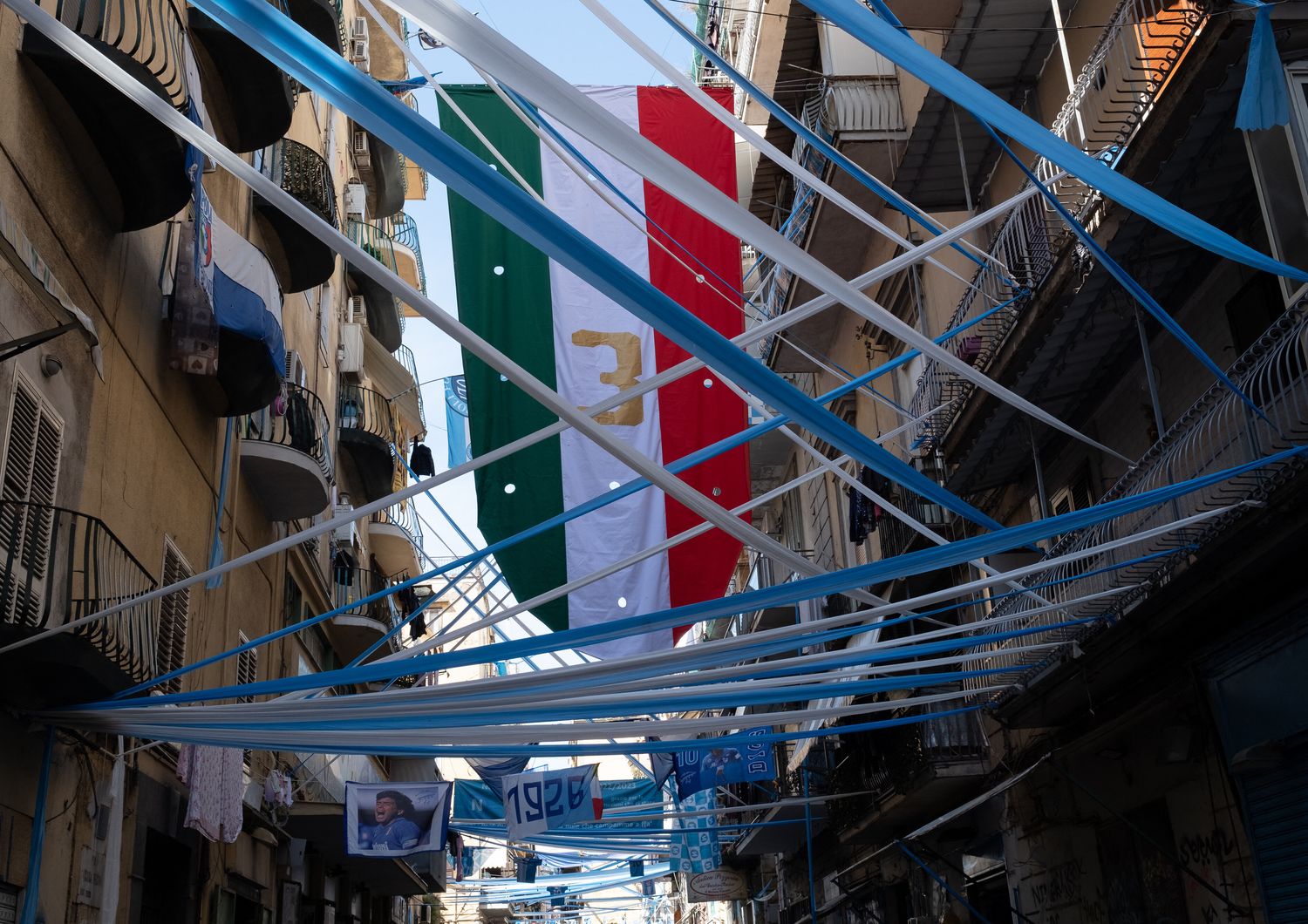 Una strada di Napoli addobbata per la festa scudetto