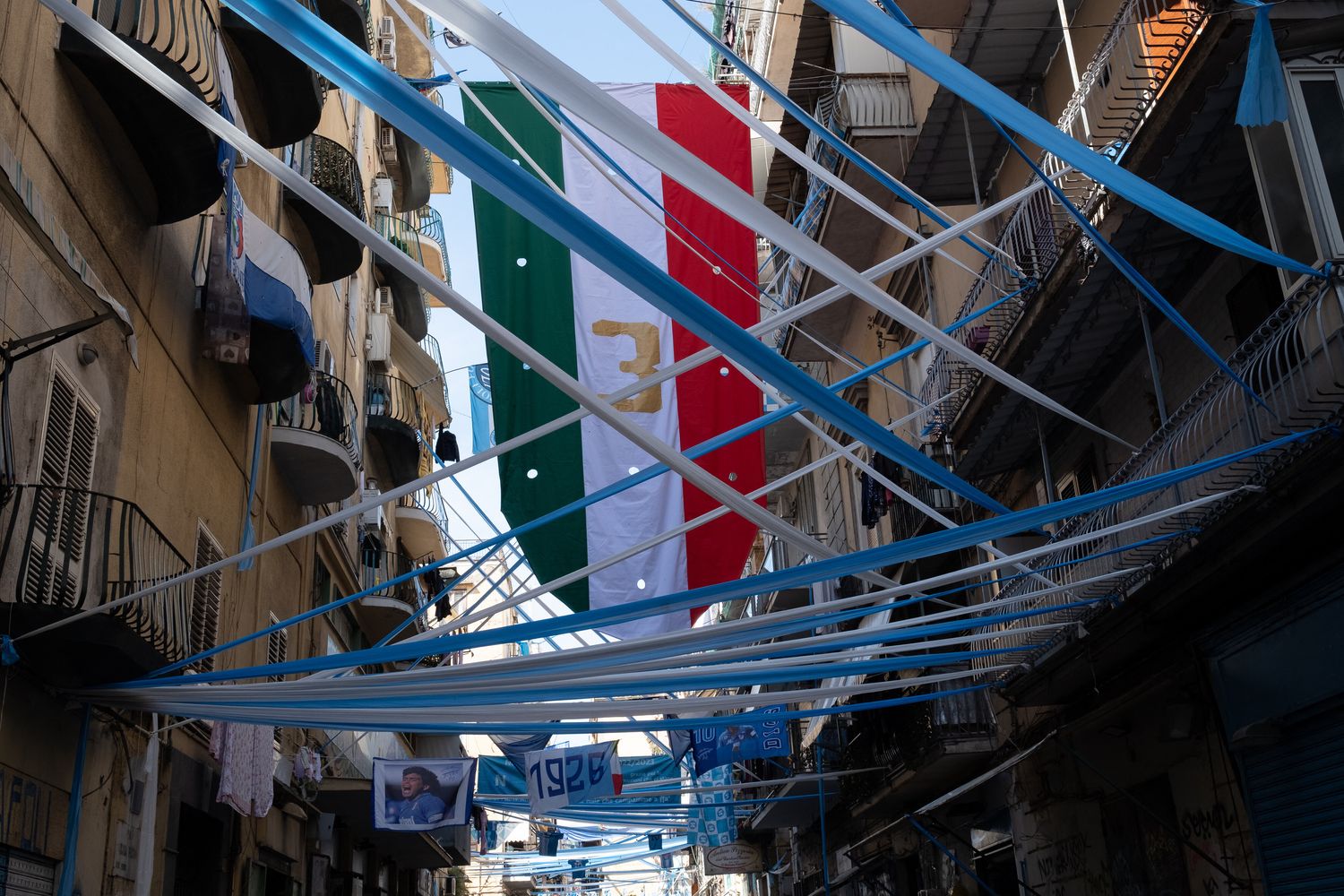 Una strada di Napoli addobbata per la festa scudetto