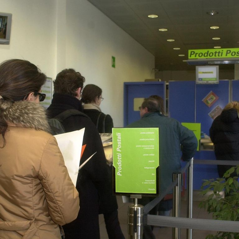 Una fila all'ufficio postale