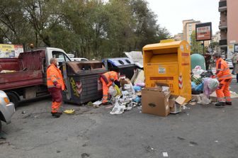 neonata trovata morta cassonetto vestiti milano