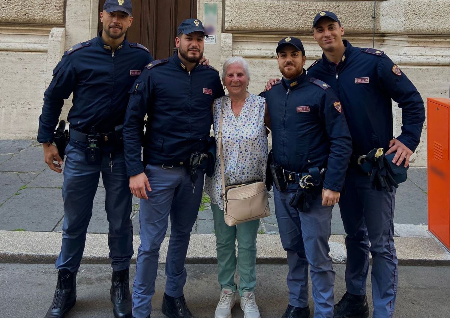 La turista inglese con i poliziotti che l'hanno soccorsa