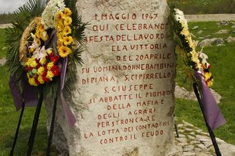 La lapide in ricordo della strage&nbsp; Portella della Ginestra