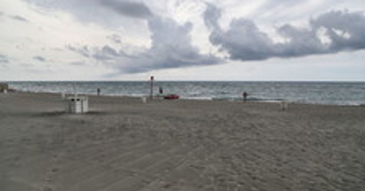 uccisa dalla ruspa in spiaggia l autista ha un precedente e patente sospesa