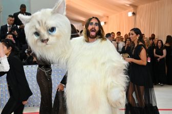 met gala vestiti foto lagerfeld