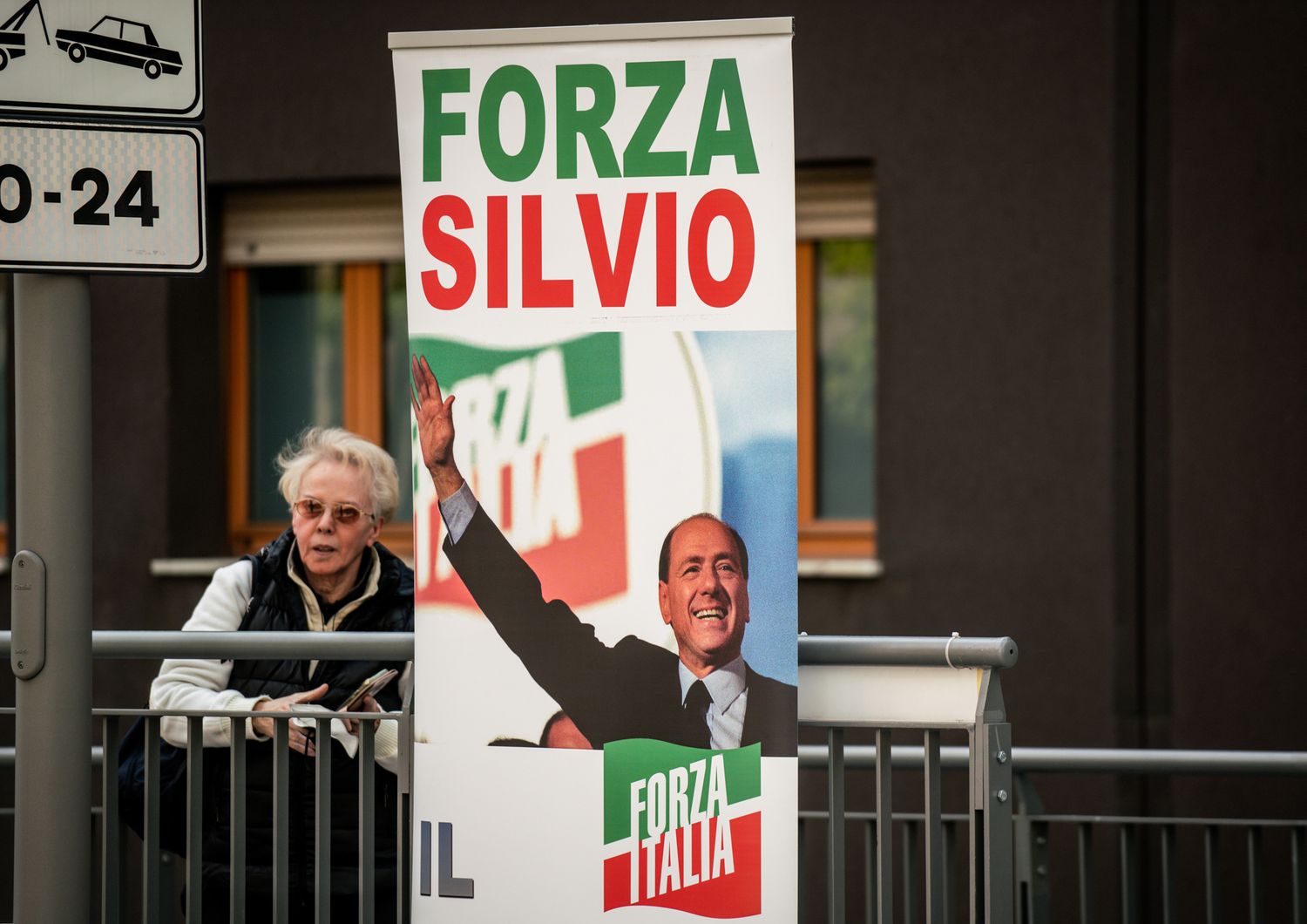 Un sostenitore di Berlusconi fuori dal San Raffaele