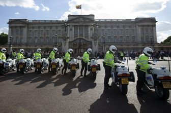 Polizia all'esterno di Buckingham Palace (immagine di repertorio)