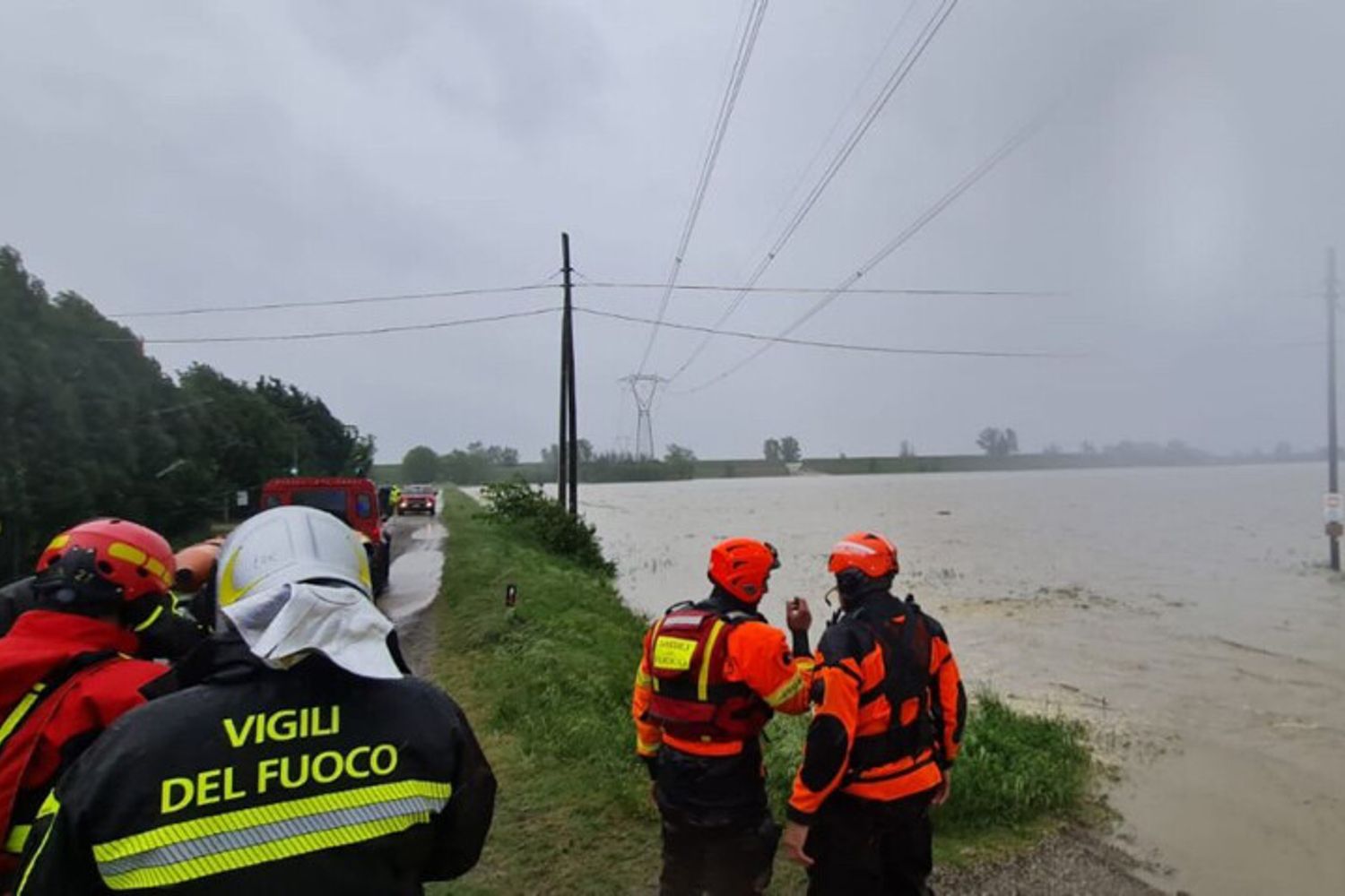 Operazioni di soccorso dei vigili del fuoco