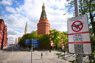 Il cartello con il divieto di volo droni intorno al Cremlino