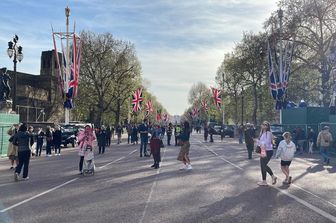 Londra pavesata a festa per l'incoronazione di Carlo III